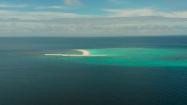 Atol com uma ilha de areia branca . — Vídeo de Stock