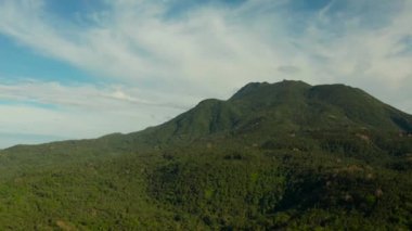 Camiguin adasında dağ manzarası, Filipinler. Volkanlar ve orman. Hibok-Hibok Yanardağı