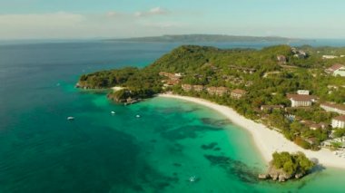 Boracay adasının kıyılarında turist tekneleri, Filipinler, havadan görünümü.