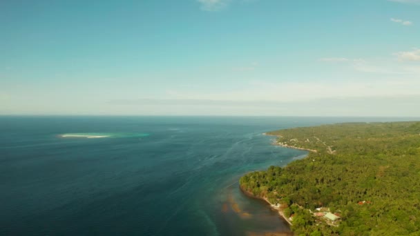 Bahía de mar con agua turquesa y una pequeña playa blanca. Hermosa laguna e isla volcánica cubierta de denso bosque, vista desde arriba . — Vídeos de Stock