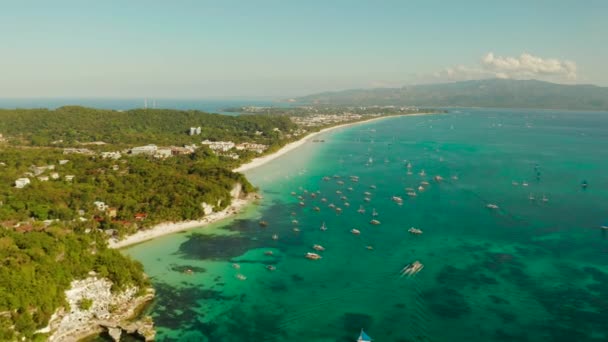 Barcos turísticos frente a la costa de la isla de Boracay, Filipinas, vista aérea . — Vídeo de stock