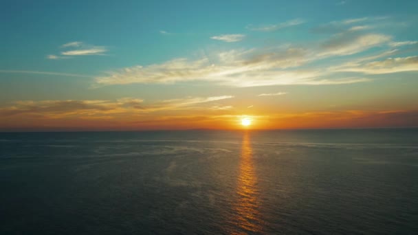 Pôr do sol sobre o mar em clima calmo . — Vídeo de Stock