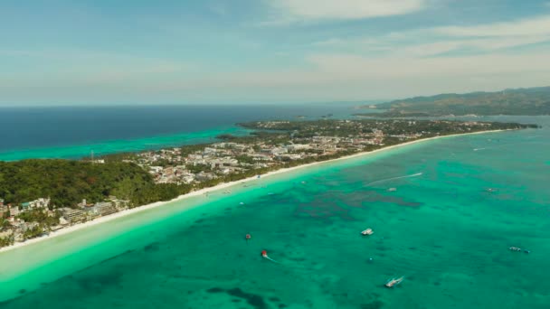 Bílá pláž na ostrově Boracay na Filipínách, pohled shora. — Stock video