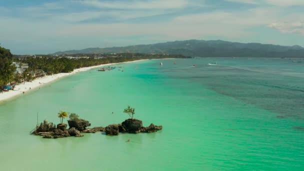 Wit zandstrand en lagune met turquoise water, luchtfoto. Boracay Island Grotto, Willys Rock, — Stockvideo