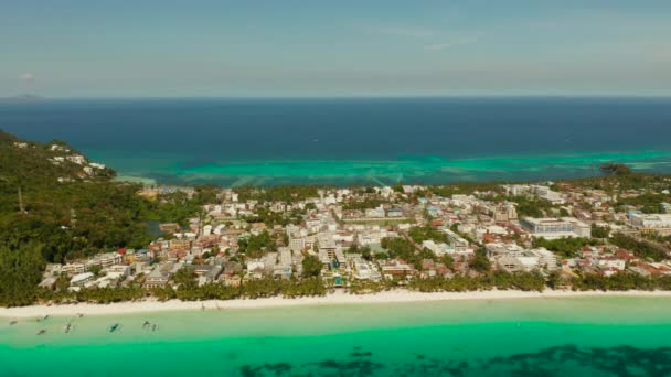 Biała Plaża na wyspie Boracay, Filipiny, widok z góry. — Wideo stockowe