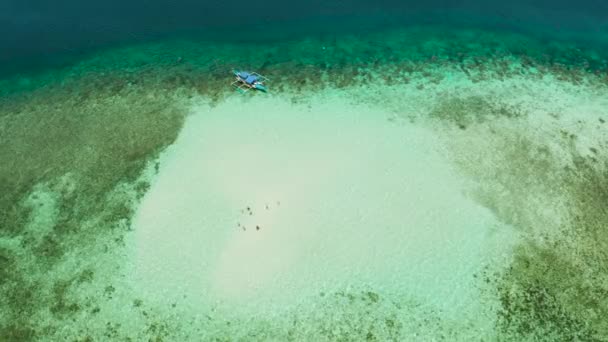 Sandbank auf einem Korallenriff. Atoll mit türkisfarbenem Wasser und sandigem Boden, Draufsicht. balabac, palawan, philippinen. — Stockvideo