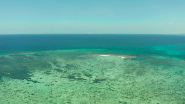 Sandbar σε κοραλλιογενή ύφαλο. Ατόλη με ένα μικρό αμμώδες νησί. — Αρχείο Βίντεο