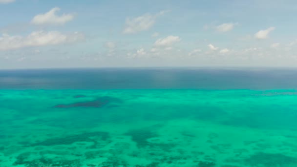 Tropikal denizde mercan resifleri ve mercan adaları, üst görünümü. — Stok video