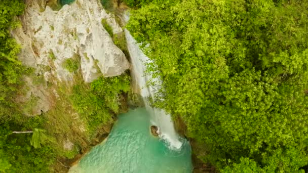 Prachtige waterval in groen bos, bovenaanzicht. Tropische Inambakan Falls in bergjungle, Filippijnen, Cebu. Waterval in het tropische bos. — Stockvideo