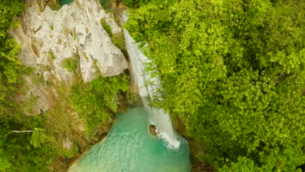 Hermosa cascada en el bosque verde, vista superior. Cataratas tropicales Inambakan en la selva montañosa, Filipinas, Cebú. Cascada en el bosque tropical. — Vídeos de Stock