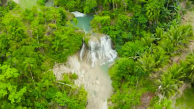Cambais Şelaleleri 'nin tropikal ormandaki bir dağ geçidinde, Filipinler, Cebu' daki hava manzarası. Tropikal ormanda şelale.