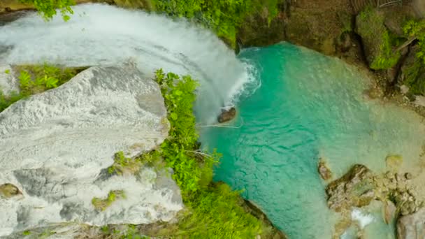 Krásný vodopád v zeleném lese, výhled shora. Tropické Inambakan Falls v horské džungli, Filipíny, Cebu. Vodopád v tropickém lese. — Stock video