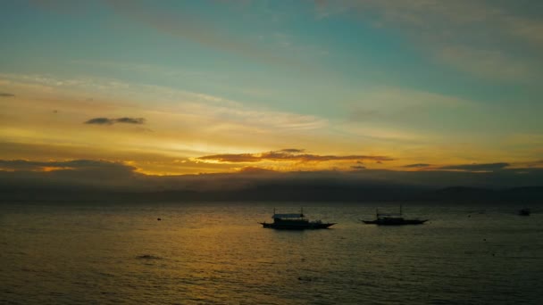 Sunset over the sea, top view. Seascape with boats. — Stock Video