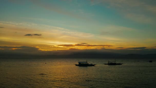 Naplemente a tenger felett, felülnézet. Seascape csónakokkal. — Stock videók