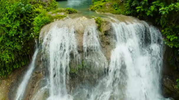 Légi kilátás Cambais vízesések egy hegyi szurdokban a trópusi dzsungelben, Fülöp-szigetek, Cebu. Vízesés a trópusi erdőben. — Stock videók