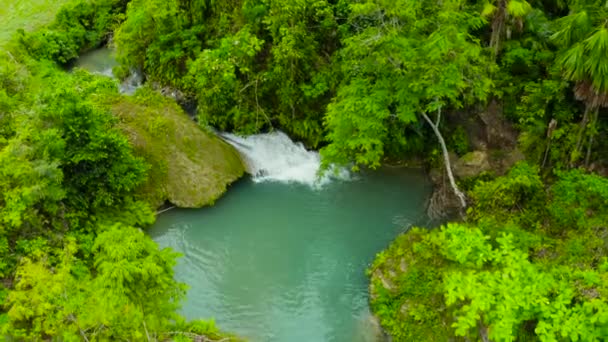 Vista aérea de las cascadas de Cambais en un desfiladero de montaña en la selva tropical, Filipinas, Cebú. Cascada en el bosque tropical. — Vídeo de stock