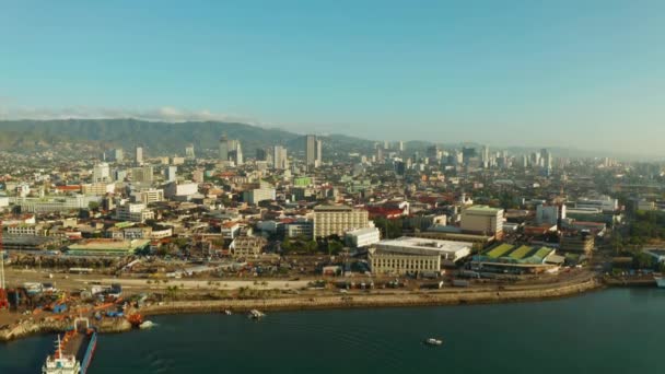 Sabah şehir manzarası. Cebu şehrinin sokakları ve evleri, Filipinler, üst görünümü. — Stok video