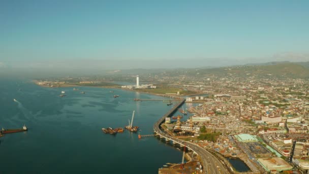 Panorama der Cebu am Morgen. Straßenbrücke und Seehafen, Blick von oben. — Stockvideo