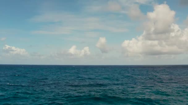 Wybrzeże, błękitne morze, niebo z chmurami, widok z powietrza — Wideo stockowe