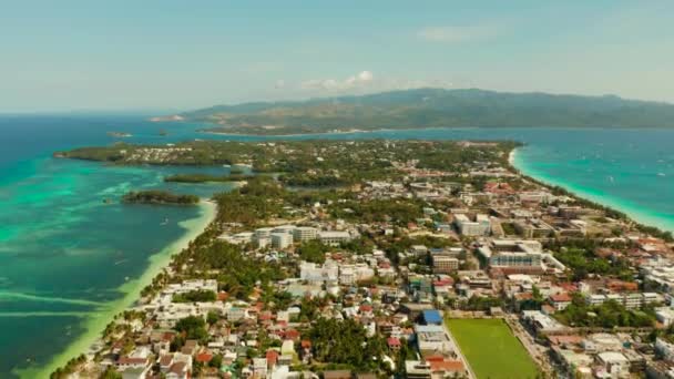 Häuser und Straßen auf der Insel Boracay, Philippinen, Blick von oben. — Stockvideo