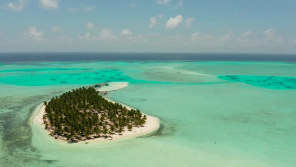 Tropisch eiland met een strand op het atol. Onok Island Balabac, Filipijnen. — Stockvideo