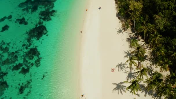 プカシェルビーチボラカイ島、フィリピン、トップビューの海景。人々は美しい海岸でリラックス. — ストック動画