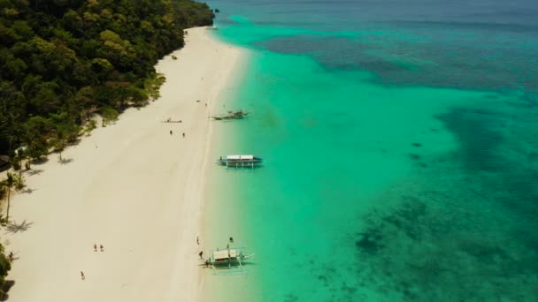 Tropik plaj ve mavi lagün. Puka Shell Beach, Boracay Adası, Filipinler, havadan görünüm. — Stok video