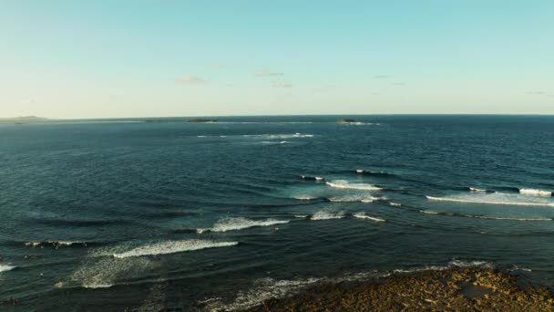 Oceano com ondas e ilhas rochosas. Siargao, Filipinas. — Vídeo de Stock