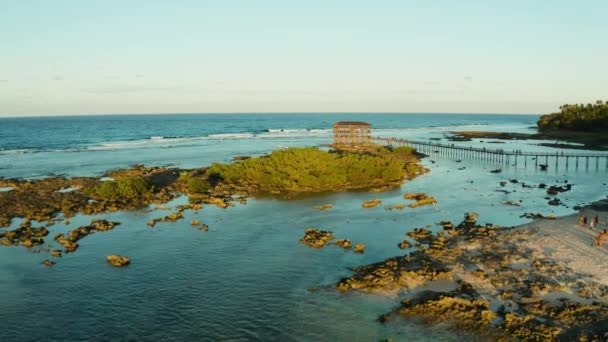 Point de surf sur l'île de Siargao appelé nuage 9. — Video