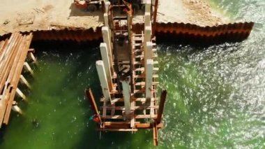 Siargao adasında inşaat halindeki köprü.