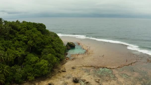 Magpupungko naturliga stenpooler. Filippinerna, Siargao. — Stockvideo