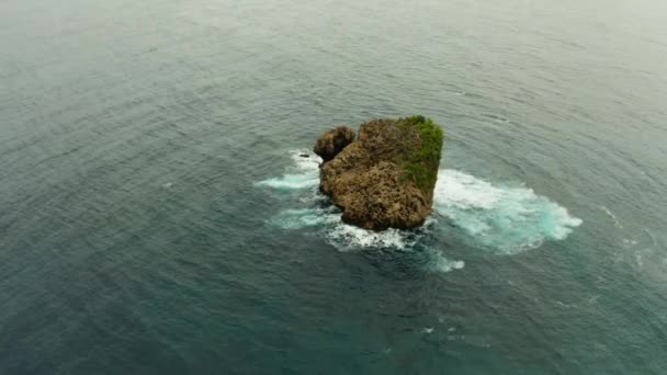 Felsige Insel im Ozean. — Stockvideo