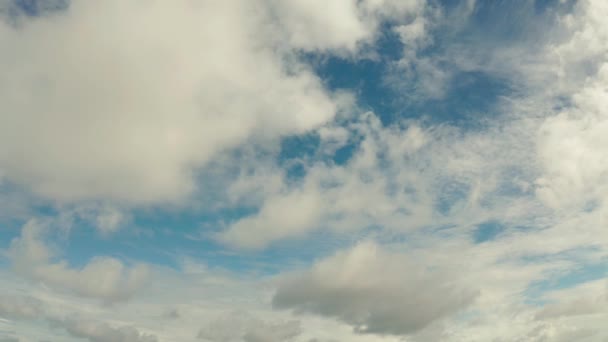 Cielo azul con nubes, paisaje aéreo . — Vídeos de Stock