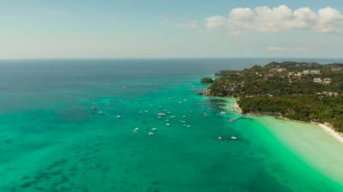 Boracay adasının kıyılarında turist tekneleri, Filipinler, havadan görünümü.