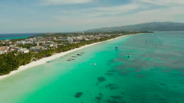 Island Boracay, Filipinler, yukarıdan bakın. Büyük adadaki binalar ve oteller. — Stok video