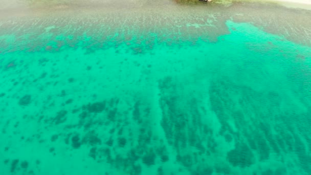 Paisaje tropical con mar azul y laguna — Vídeo de stock