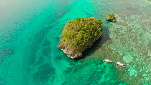 Klein rotsachtig eiland in de Blue Lagoon, uitzicht vanaf boven. — Stockvideo