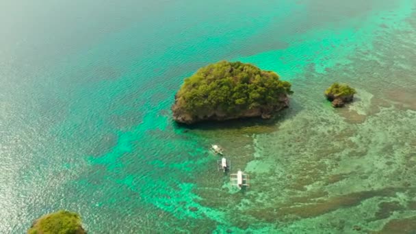 Pequeña isla rocosa en la laguna azul, vista desde arriba . — Vídeo de stock