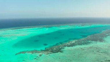 Mercan adası ve mavi deniz, yukarıdan manzara. Gündüz deniz manzarası.