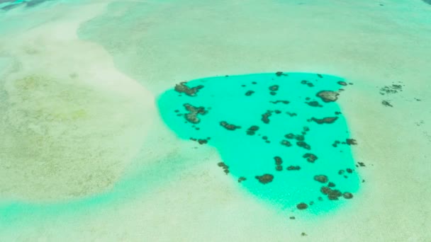 Яркая лагуна с чистой водой и кораллами, вид сверху. Поверхность моря над атоллом . — стоковое видео