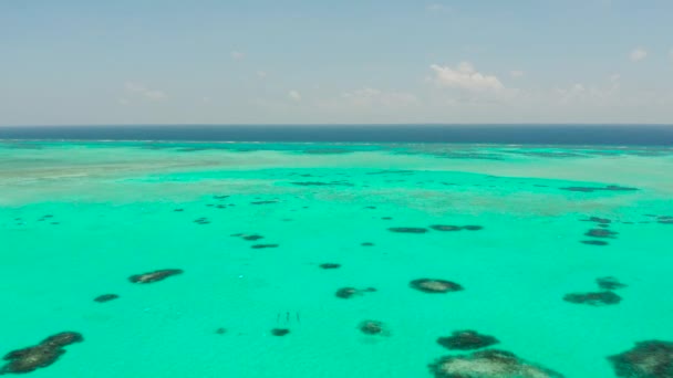 Atollo e mare azzurro, vista dall'alto. Il paesaggio marino di giorno. — Video Stock