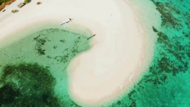 Isla Patawan. Pequeña isla tropical con playa de arena blanca. Hermosa isla en el atolón, vista desde arriba. Isla tropical con playa de arena. Balabac, Palawan, Filipinas . — Vídeos de Stock