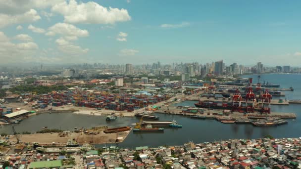 Port in Manila, Fülöp-szigetek. Tengeri kikötő rakománydaru. Cityscape a rossz területek és az üzleti központ a távolban, Kilátás felülről. — Stock videók