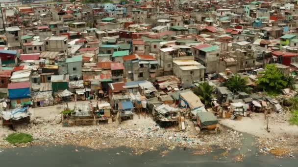 Manila gecekondu, bir üst görünümü. Evsel atıklar tarafından deniz kirliliği. — Stok video