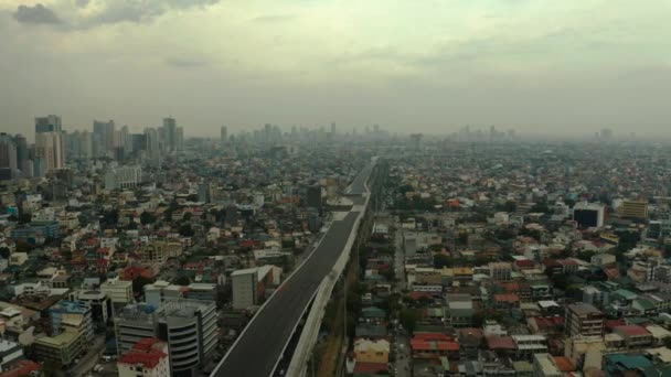 Panorama Manili. miasta Manila, stolicy Filipin. Nowoczesna metropolia w godzinach porannych, widok z góry. Wieżowce i centra biznesowe w wielkim mieście. — Wideo stockowe