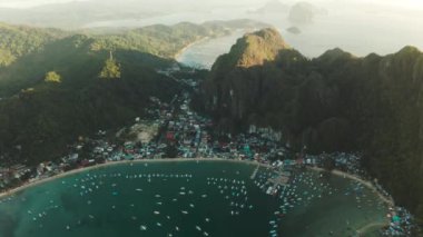 Tekneleri olan güzel koy. Havadan görünüm. mavi su ile bir koyda turist tekneler
