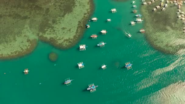 Veel boten in de turquoise lagune, uitzicht vanaf boven. — Stockvideo