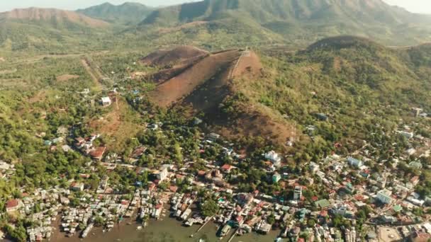 Vista aérea del pueblo de Coron. Filipinas, Palawan, Busuanga — Vídeo de stock