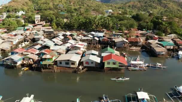 Gecekondu ve yoksul ilçe ile Havadan görünümü Coron şehir. Su üzerinde balıkçı evleri — Stok video
