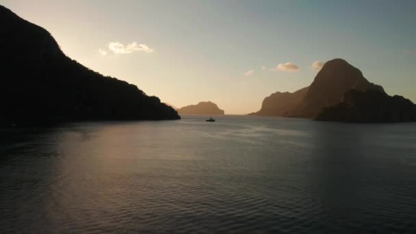 Pôr do sol sobre o mar com as ilhas . — Vídeo de Stock